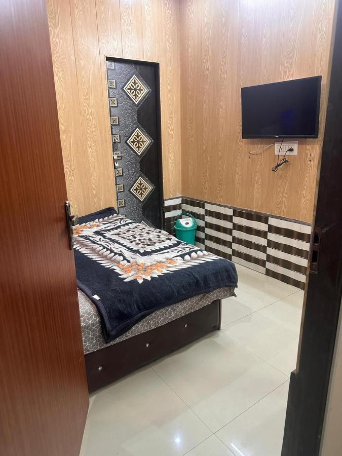 Yamnotri Dham Hotel Vrindāvan Екстериор снимка